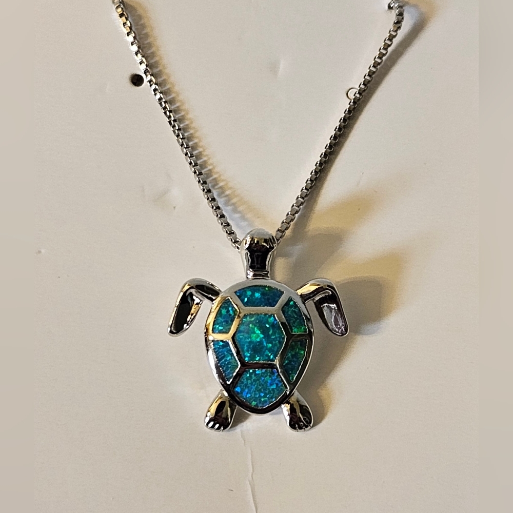 NIB Pretty turtle nexklace